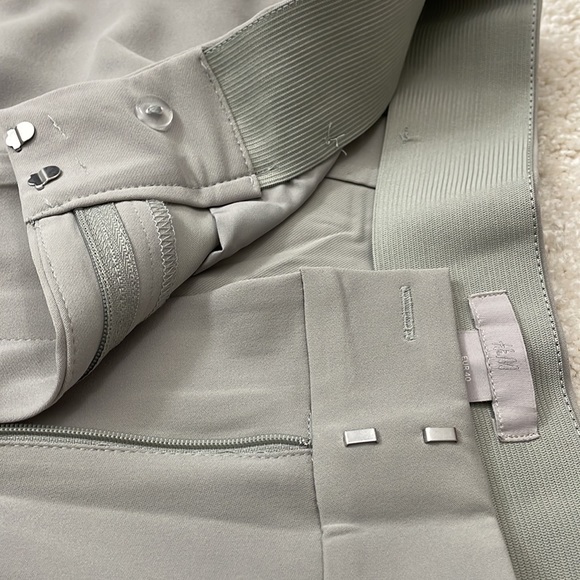 NWT H&M ankle dress pants with elastic waist band and clasp front.  Size 8 - Picture 7 of 7